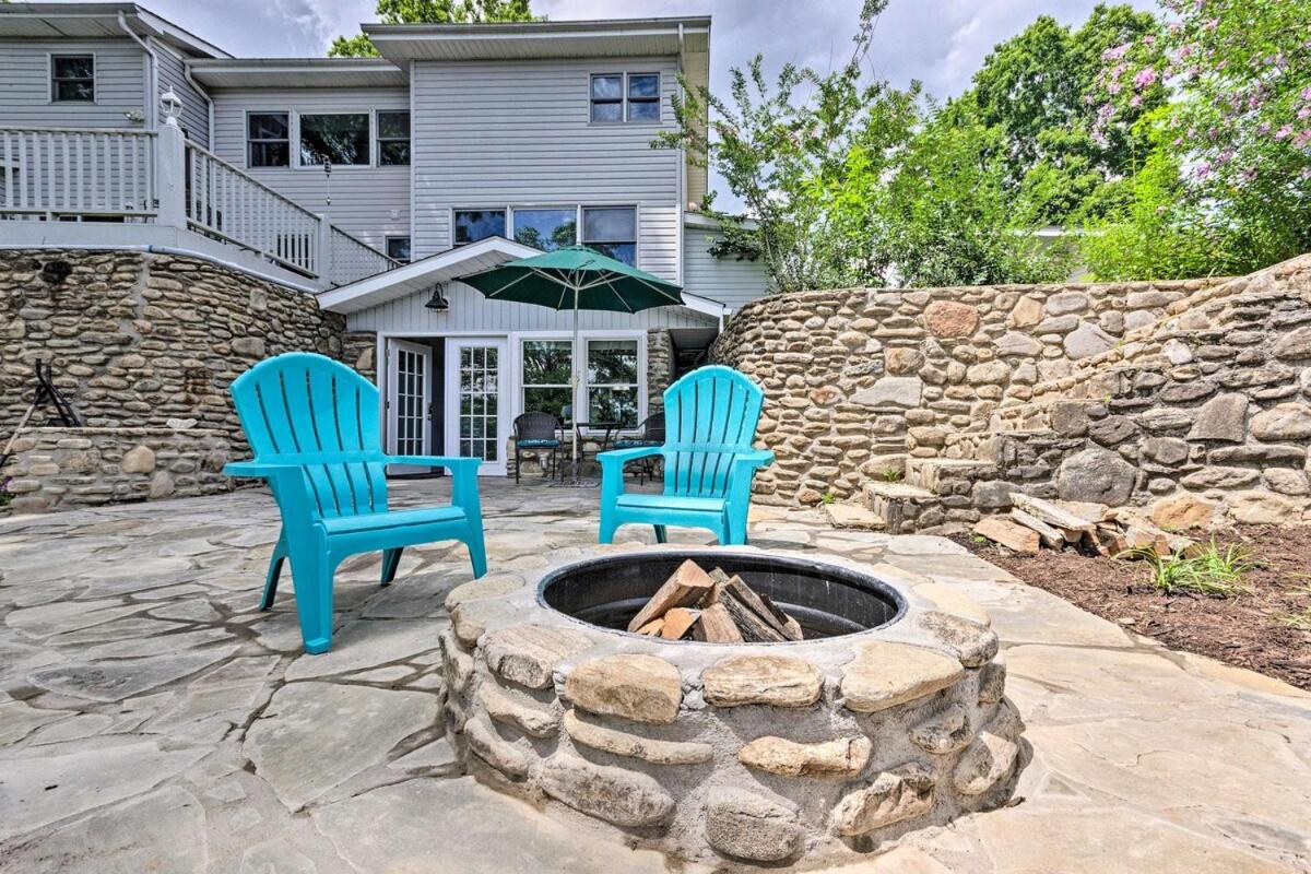 Couples Retreat with Lake and Mtn Views, Fire Pit - B&B