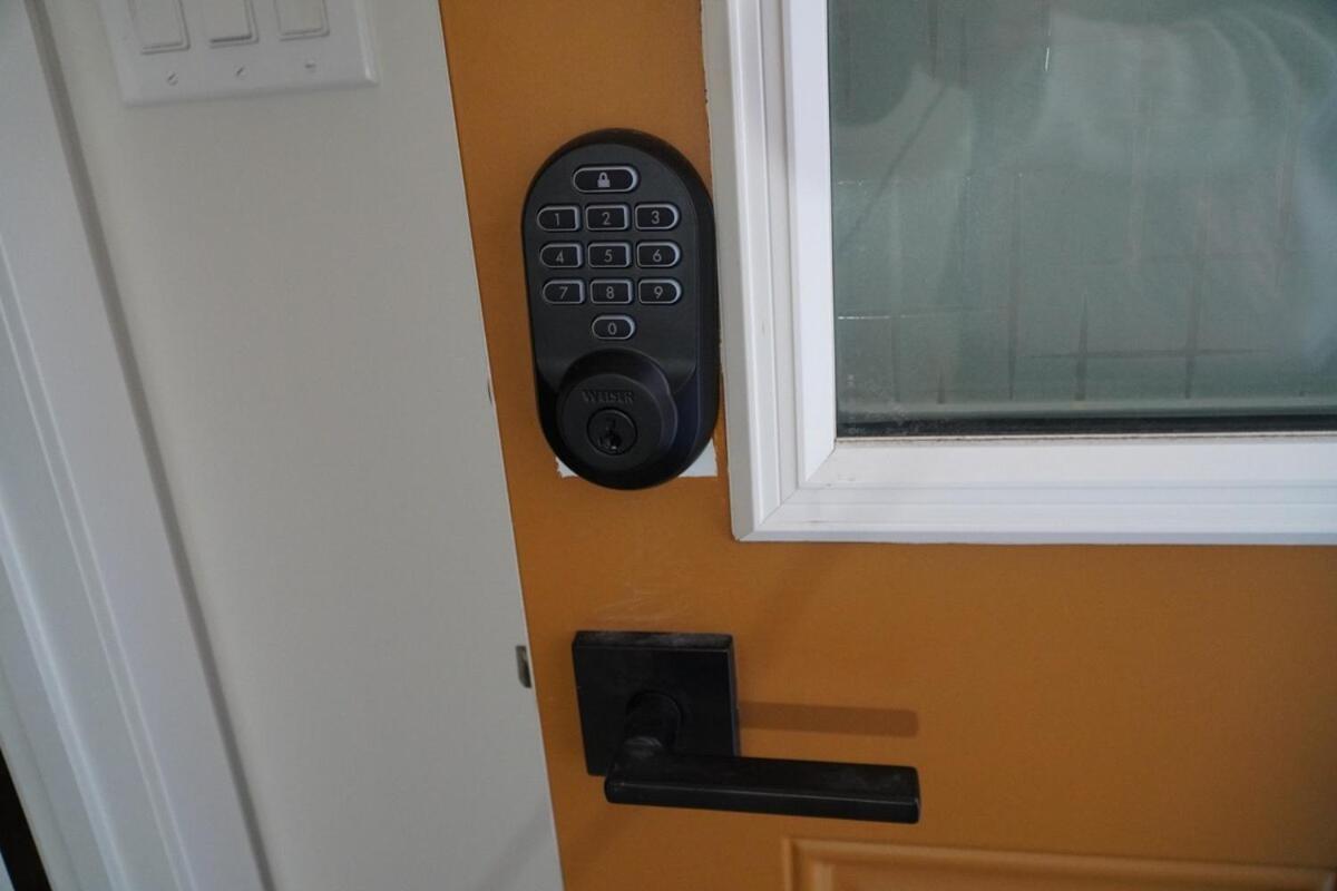 Two Bedroom Basement Suite With Private Entrance & Free Parking - Chambres d’hôtes Winnipeg