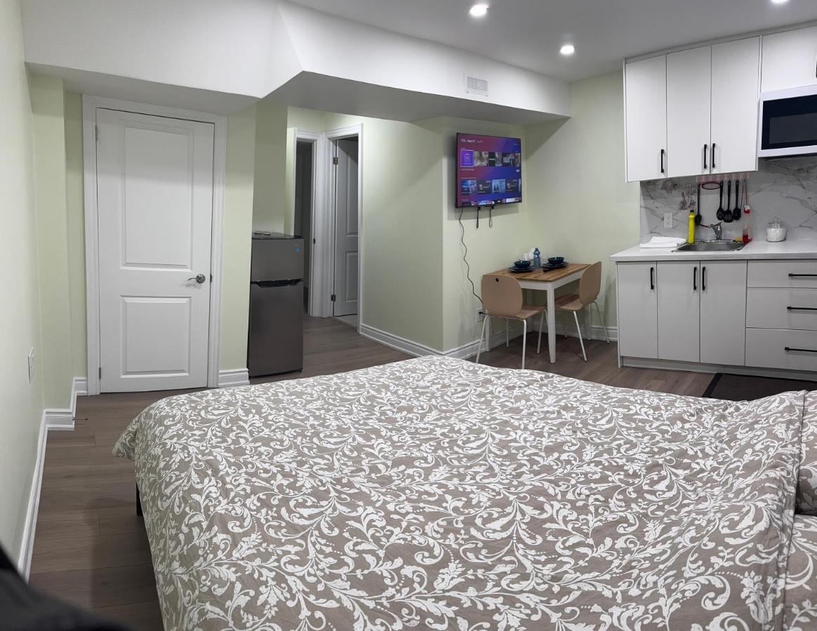 B3 Luxury home in Mississauga nearby shipping center square one - B&B Mississauga