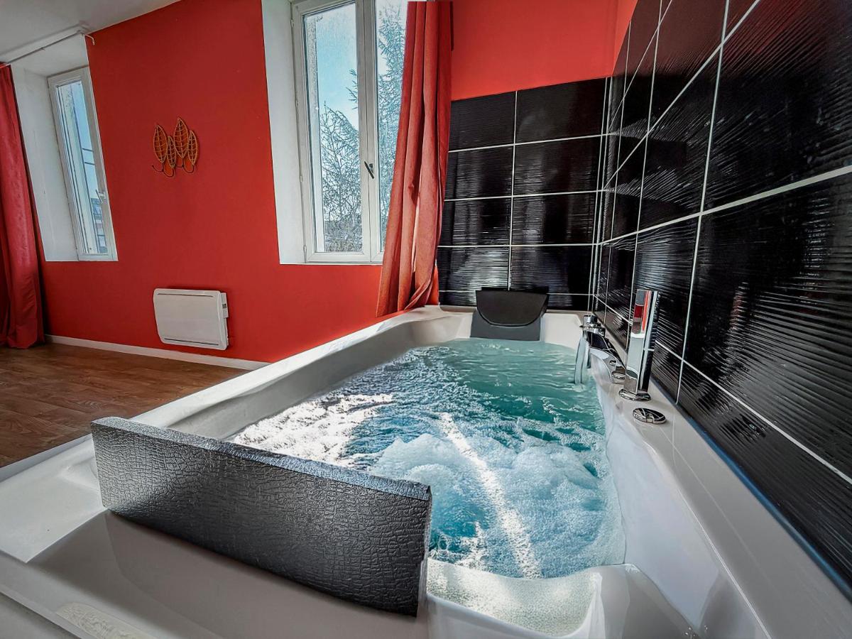 Studio Chic N2 avec Jacuzzi & Projecteur - Chambres d’hôtes