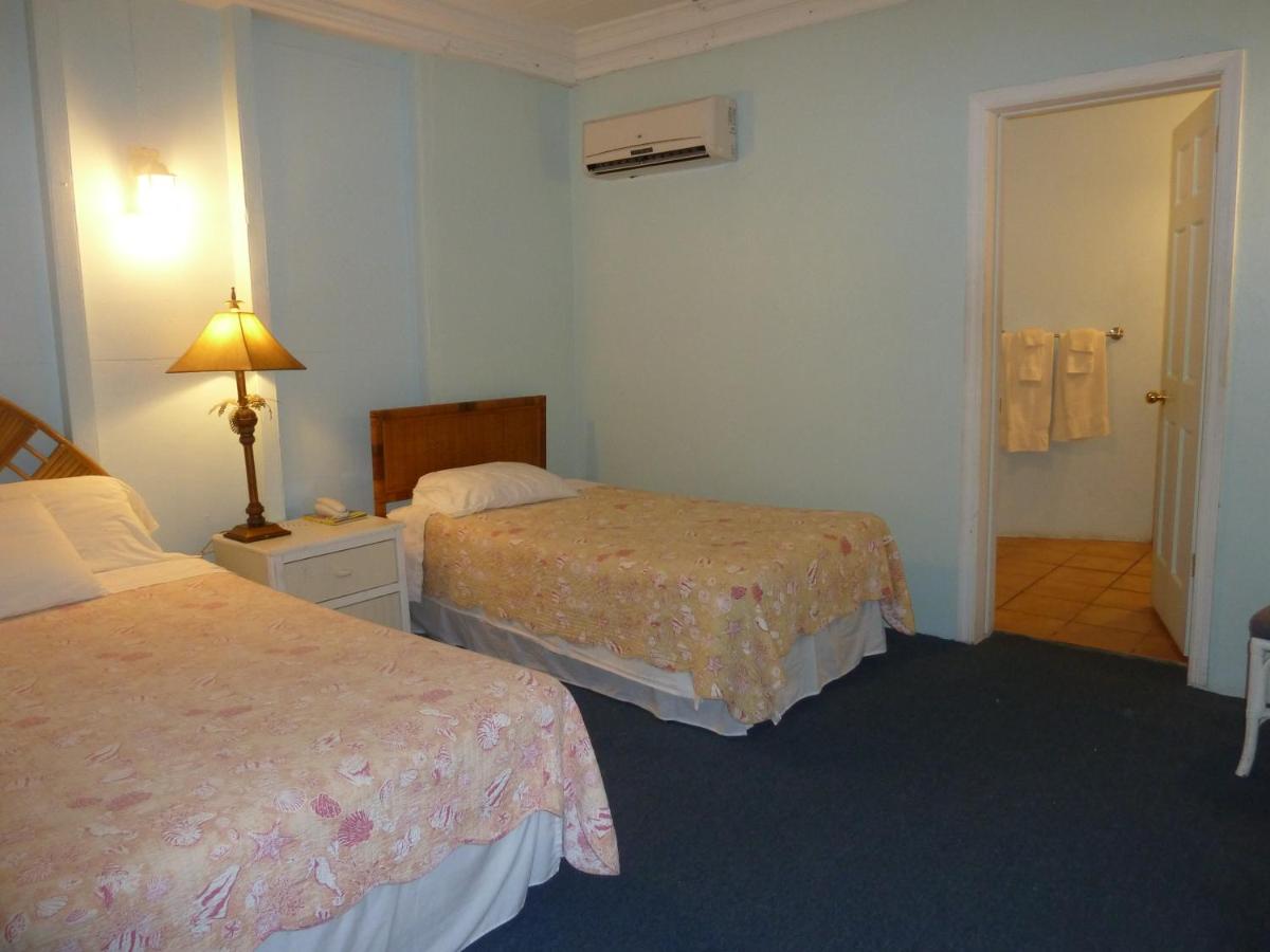 Zimmer mit Queensize-Bett und 2 Einzelbetten 