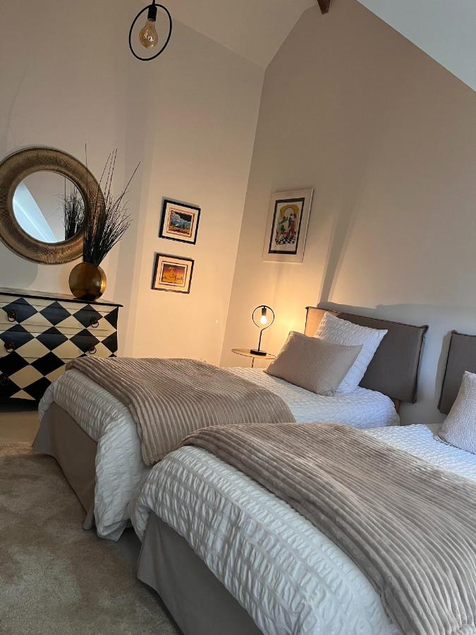 Großes Doppel-/Zweibettzimmer