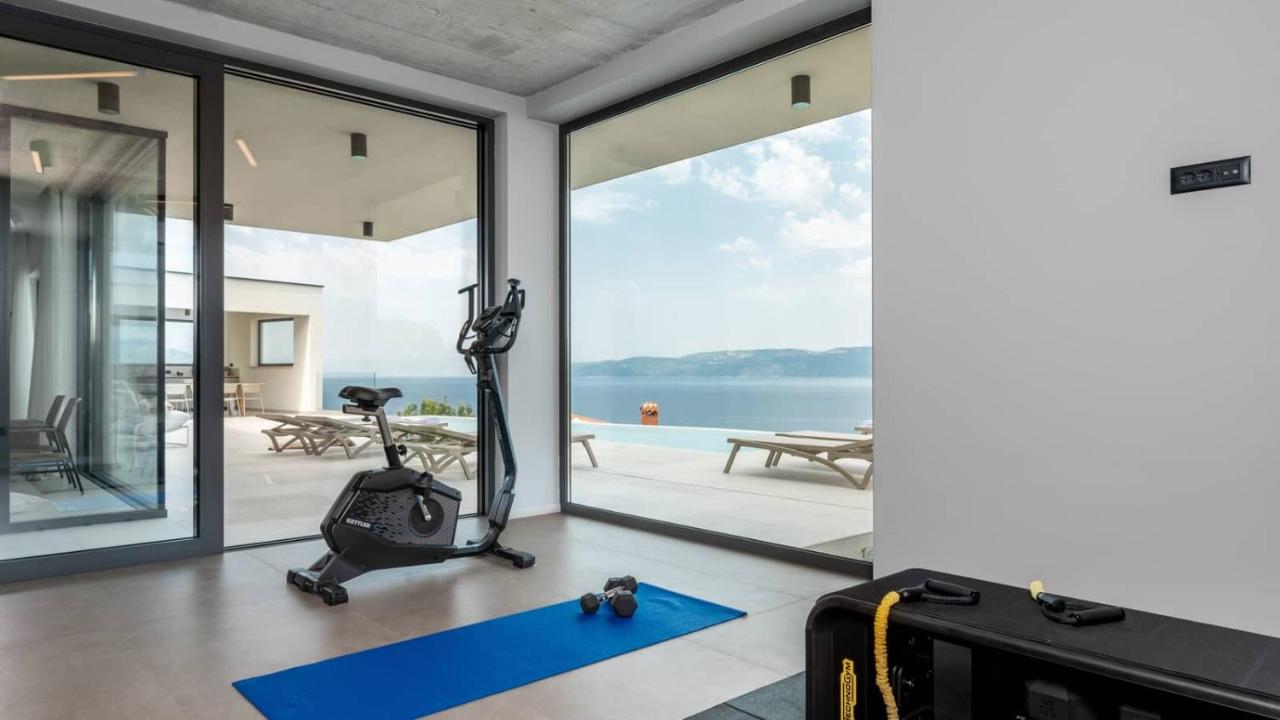 Persic Villa with Pool and View - Ferienwohnung