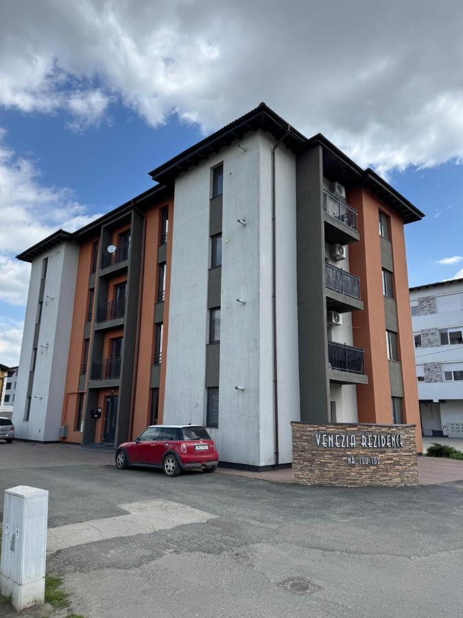 Luxury Apartment with Private Parking - B&B Giroc