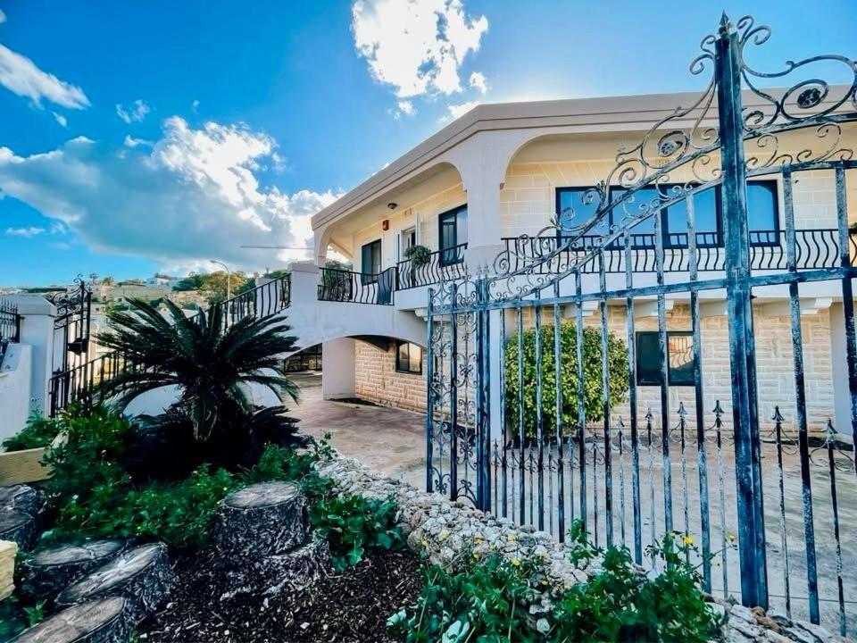 Seaview Octagon Villa with Pool & Outdoor Whirlpool - B&B
