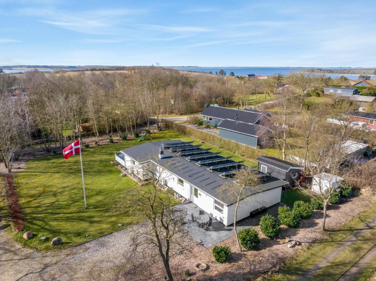 Holiday Home With Pool And Spa Close To The Limfjord, - Bed and Breakfast Roslev