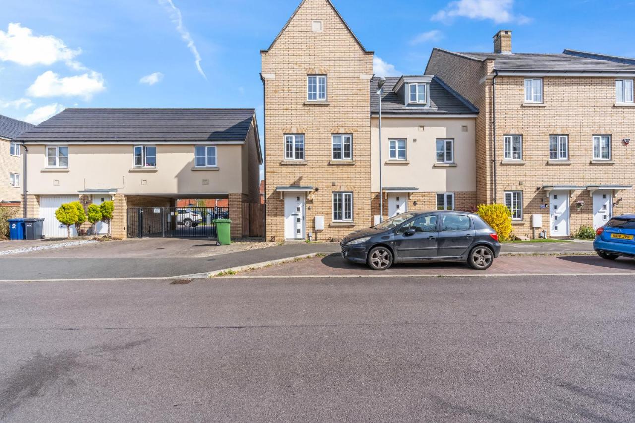 Stylish 4 Bedroom House in St Neots w Free Parking - B&B