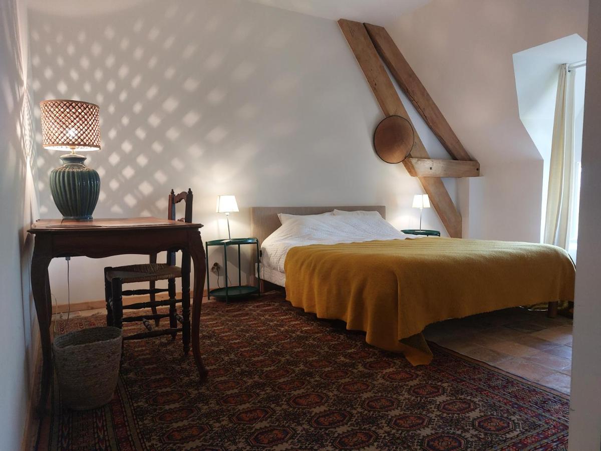 Kamer met Queensize Bed en Uitzicht op de Tuin
