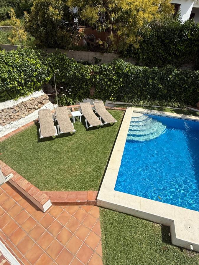 Private Villa Nerja, large private pool, gardens & Parking - Chambres d’hôtes Frigiliana