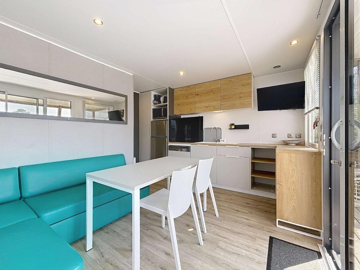 Mobil-home Grand Confort à 200m plage, camping avec piscine, terrasse, WiFi inclus - 4 pers. - Chambres d'hôtes Jullouville