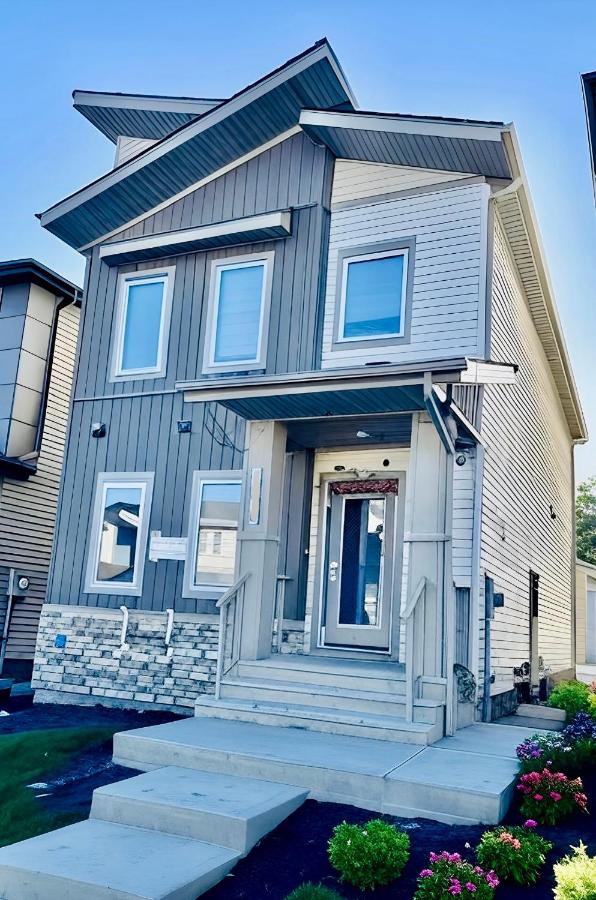 Charming Stay & Cozy Retreat by Bansari Homes in Edmonton- YEG - B&B Edmonton