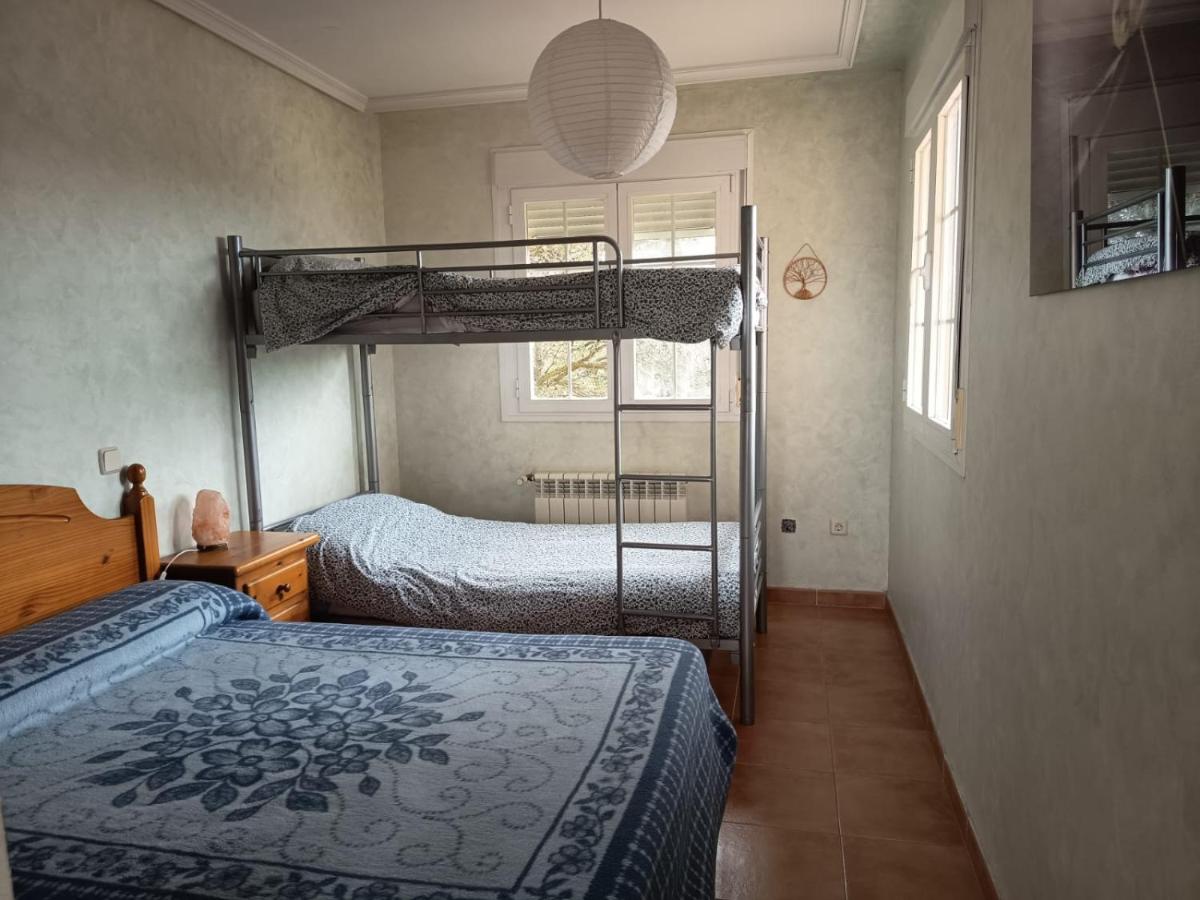 Deze driepersoonskamer heeft een gedeelde badkamer.
