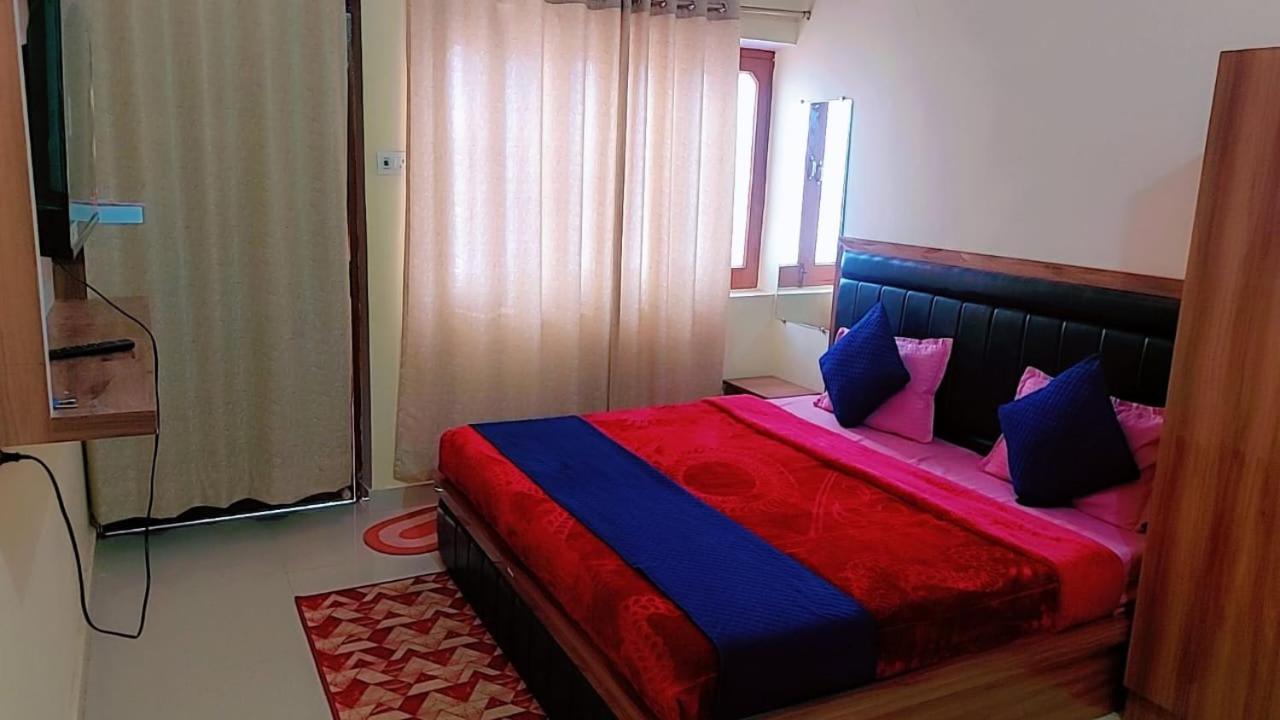 Deluxe One-Bedroom Apartment