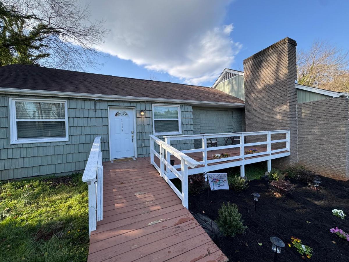 Cozy 1-Bedroom Apartment in Knoxville's Heart - Bed and Breakfast