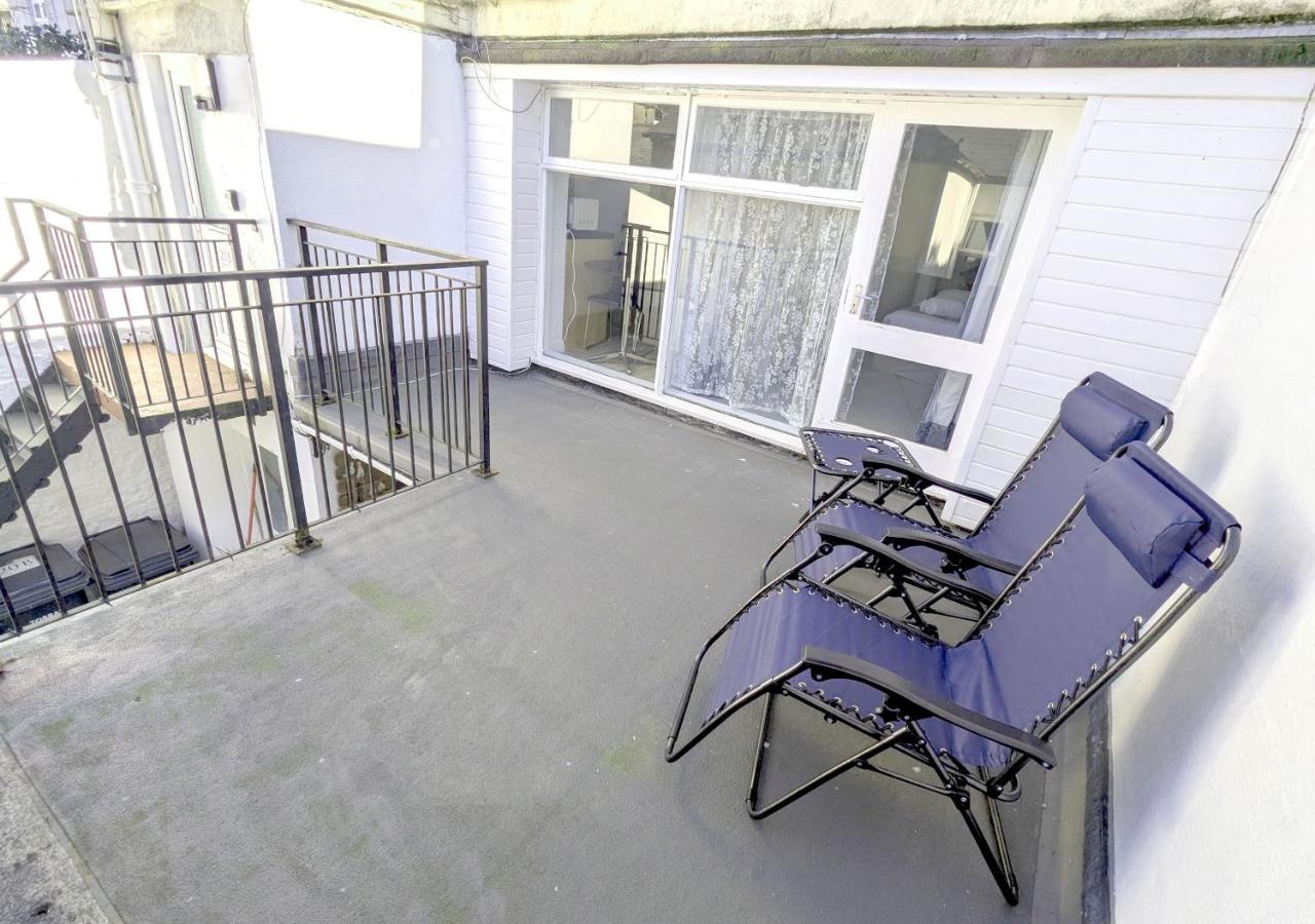 Harbour Steps - Torquay Luxury Apartment - Balcony, Free Parking, Netflix & WiFi - B&B
