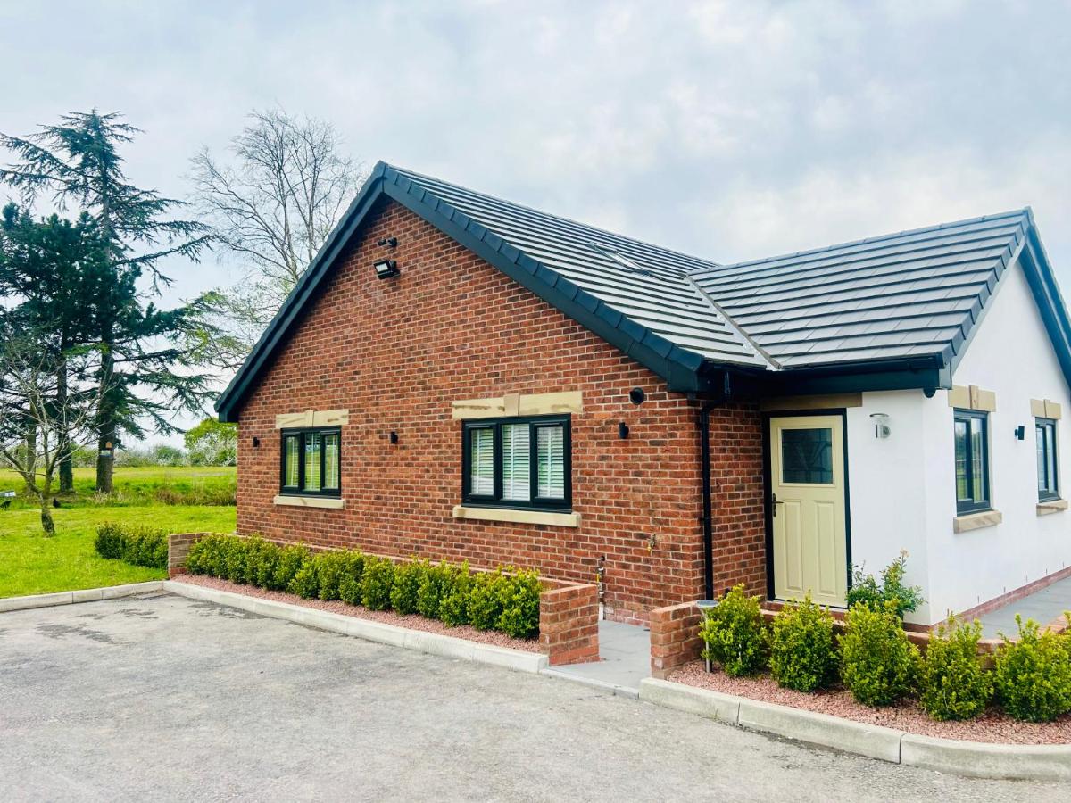 Four Bedroom House With Private Pool - Stunning countryside location with parking close to Chester City Centre - Chambres d’hôtes Chester