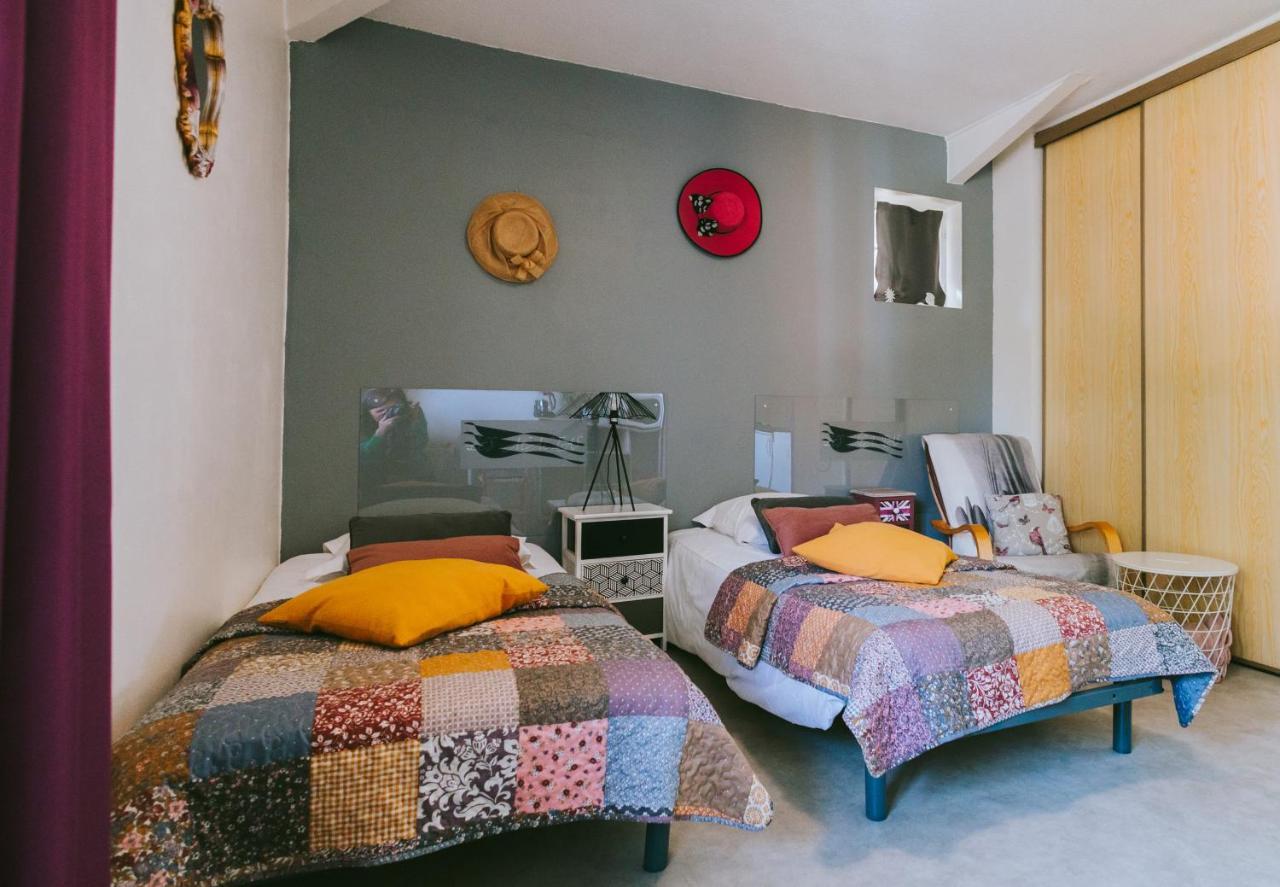 Tweepersoonskamer met 2 Aparte Bedden en Eigen Badkamer