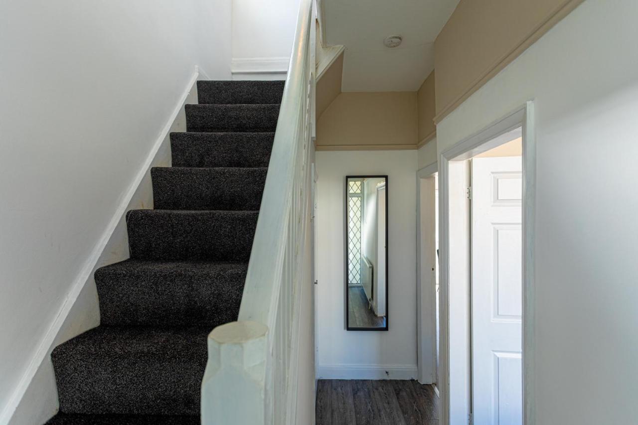 The Claregate Residence - Perfect For Contractors, Families and Free Parking - B&B