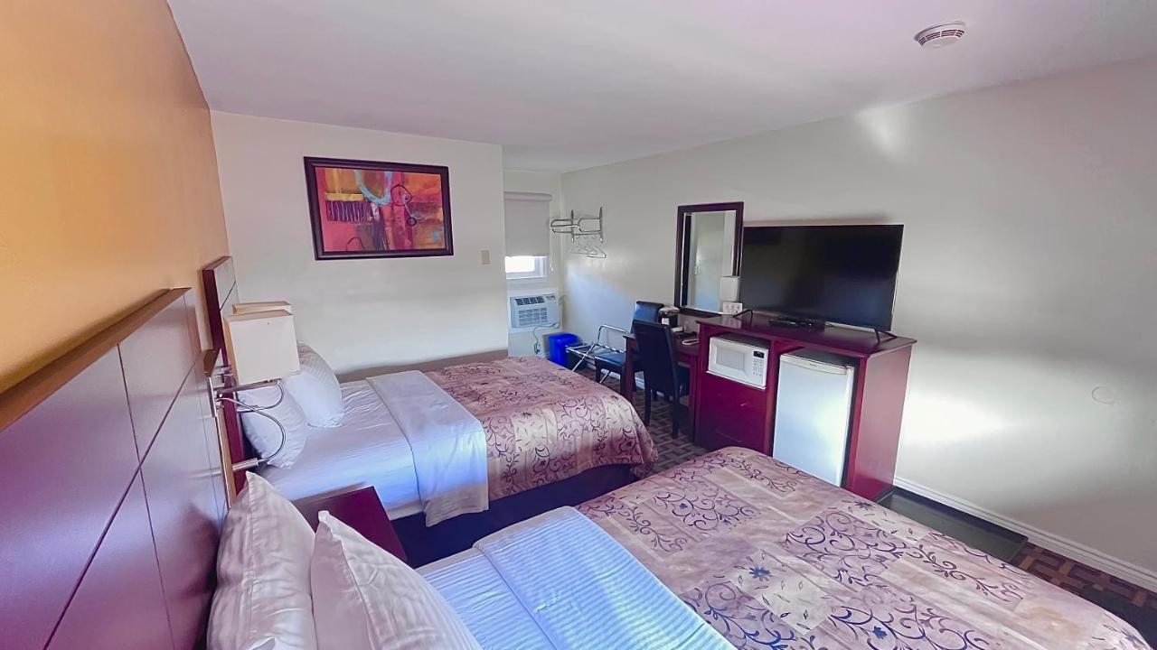 Double Room with Two Double Beds and Lake View
