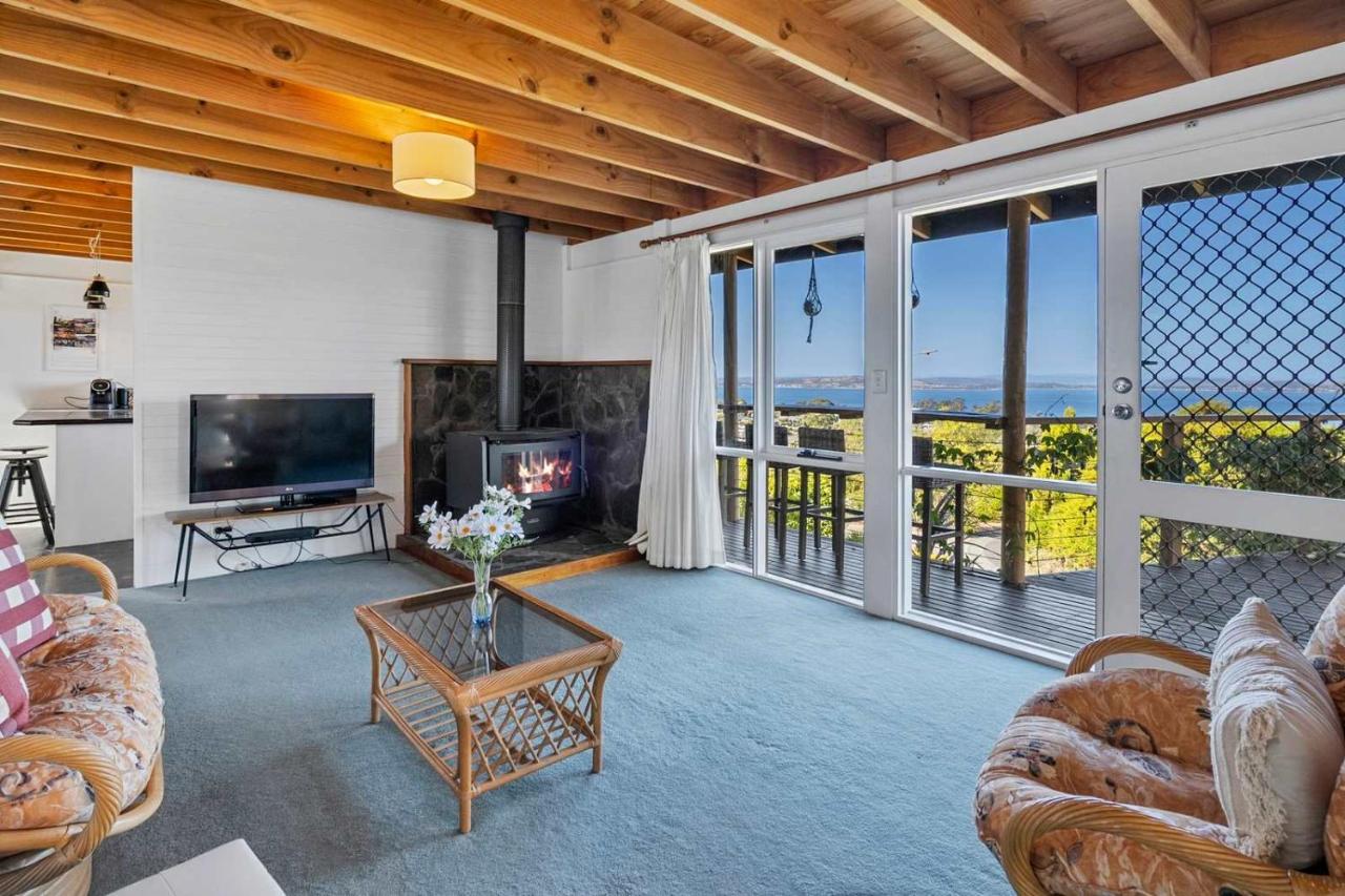 Ocean Views 20kms from CBD Sleeps 10 - B&B