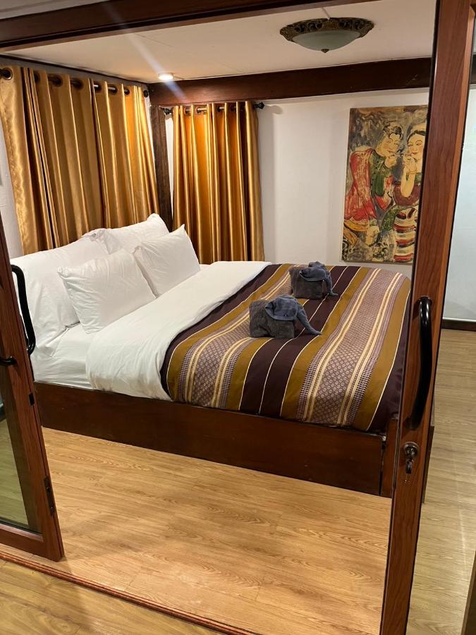 Zimmer mit Kingsize-Bett