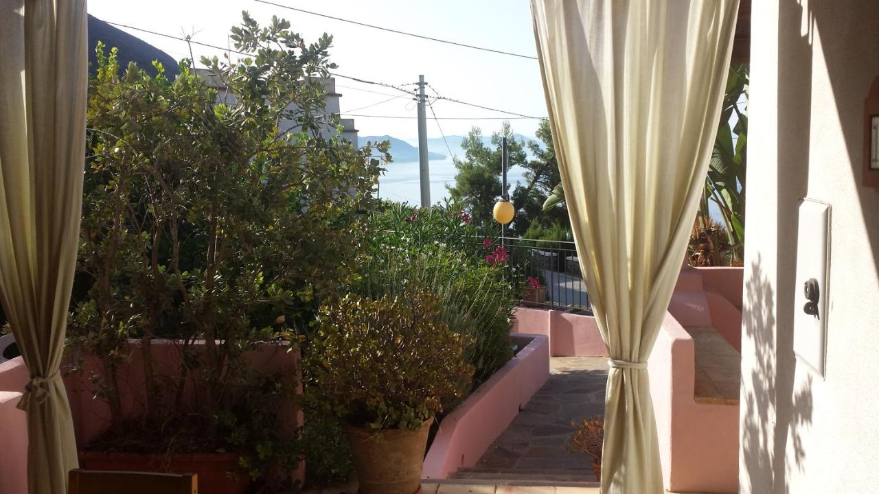 Salina Acroeoliano monolocali in villa - B&B Leni