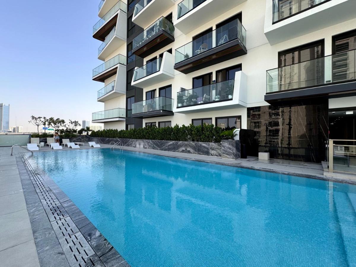 Modern 1BR Apartment - JVC - WiFi - Pool - Gym - B&B