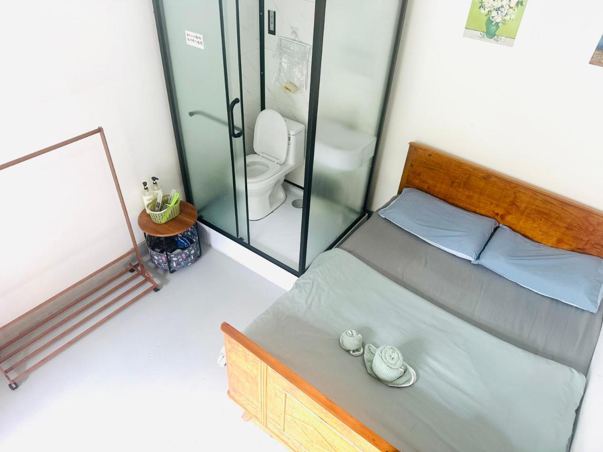 Habitación con cama grande y vistas al jardín