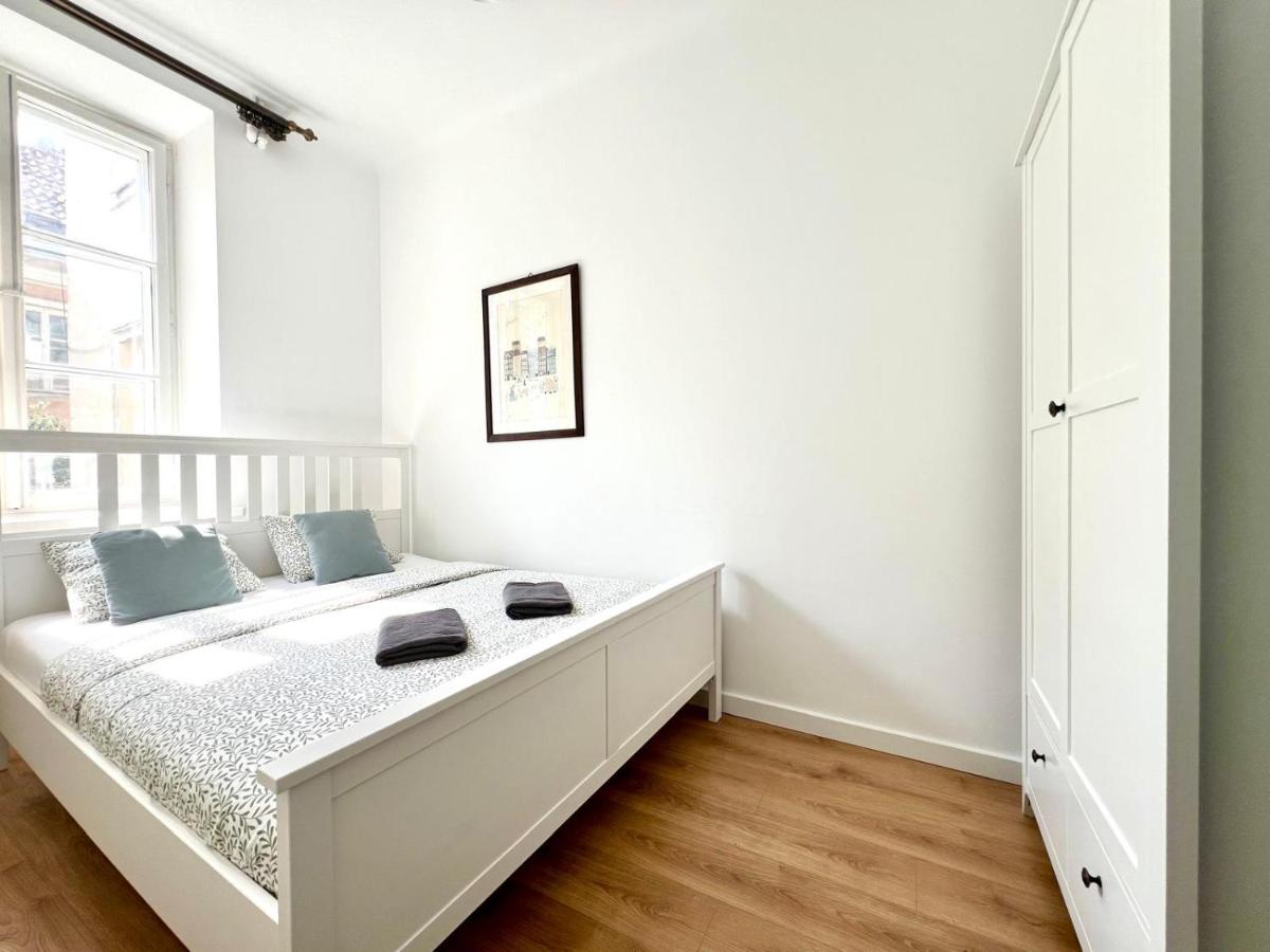 Four-Bedroom Apartment - 27/29 Świętojańska Street