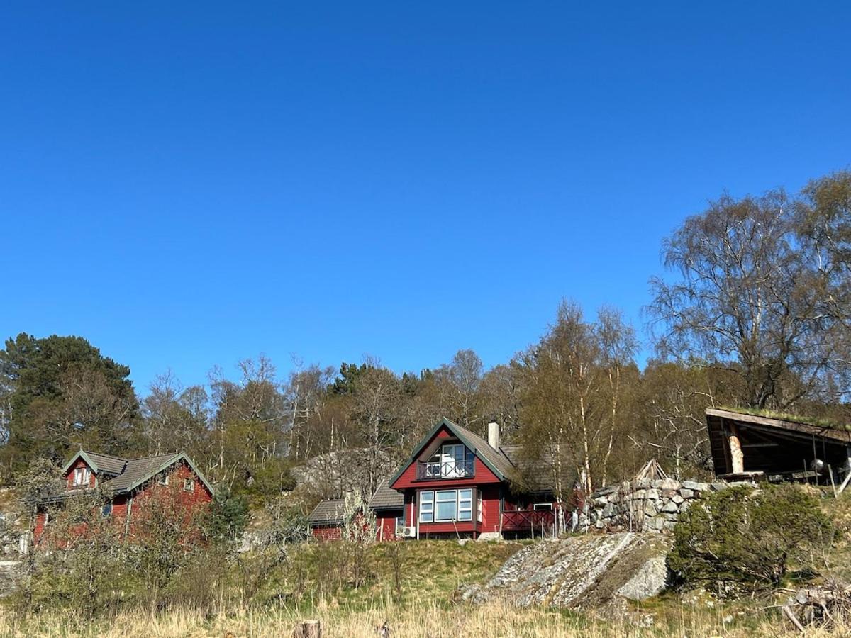 Vacation home with a lovely view! - B&B Hjelmeland