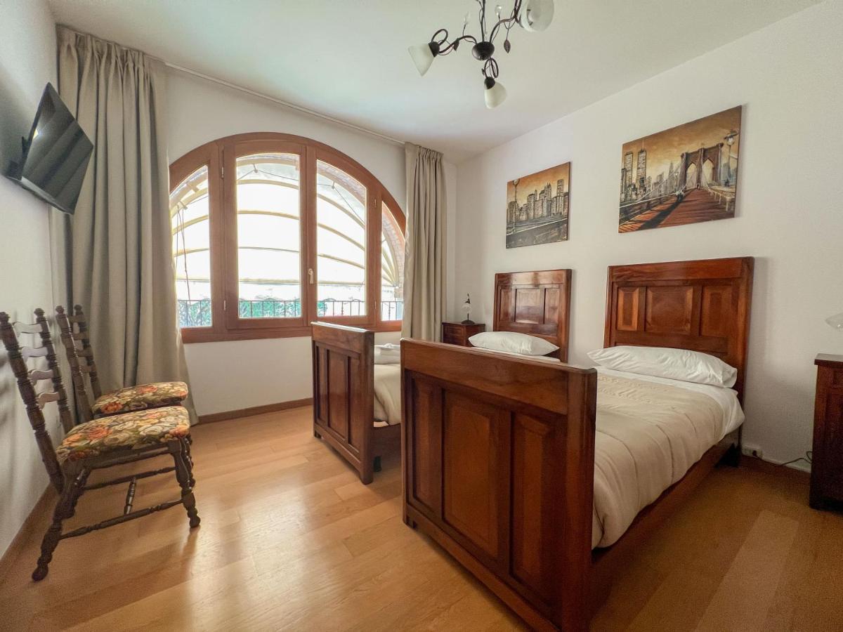Twin Room with Private External Bathroom