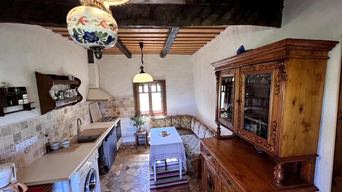 Casa Maramureșeană - Refugiu Tradițional Maramureșean Cazare de Poveste în Natură lângă pârâu Loc de joaca pentru Copii Parcare Foișor - Chambres d'hôtes Marga