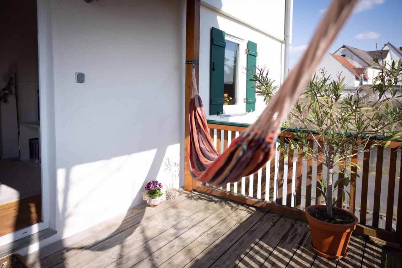 Charmante 2 Zimmer plus Bad und Balkon ohne Küche - Ferienwohnung Neustädtel