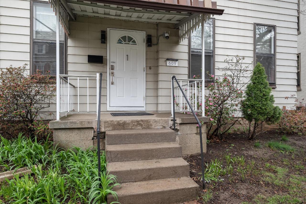 Shadyside, Pittsburgh !D Modern and Bright Private Bedroom with Shared Bathroom - B&B Pittsburgh