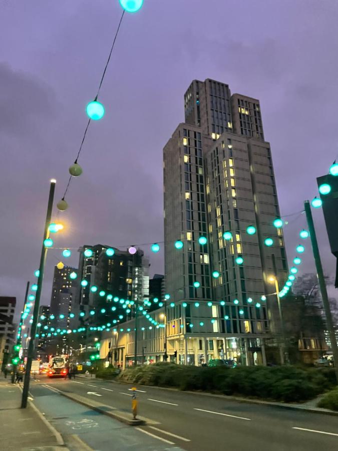 Cozy 2 bed Flat 5min walk to Stratford Westfield - Chambres d’hôtes