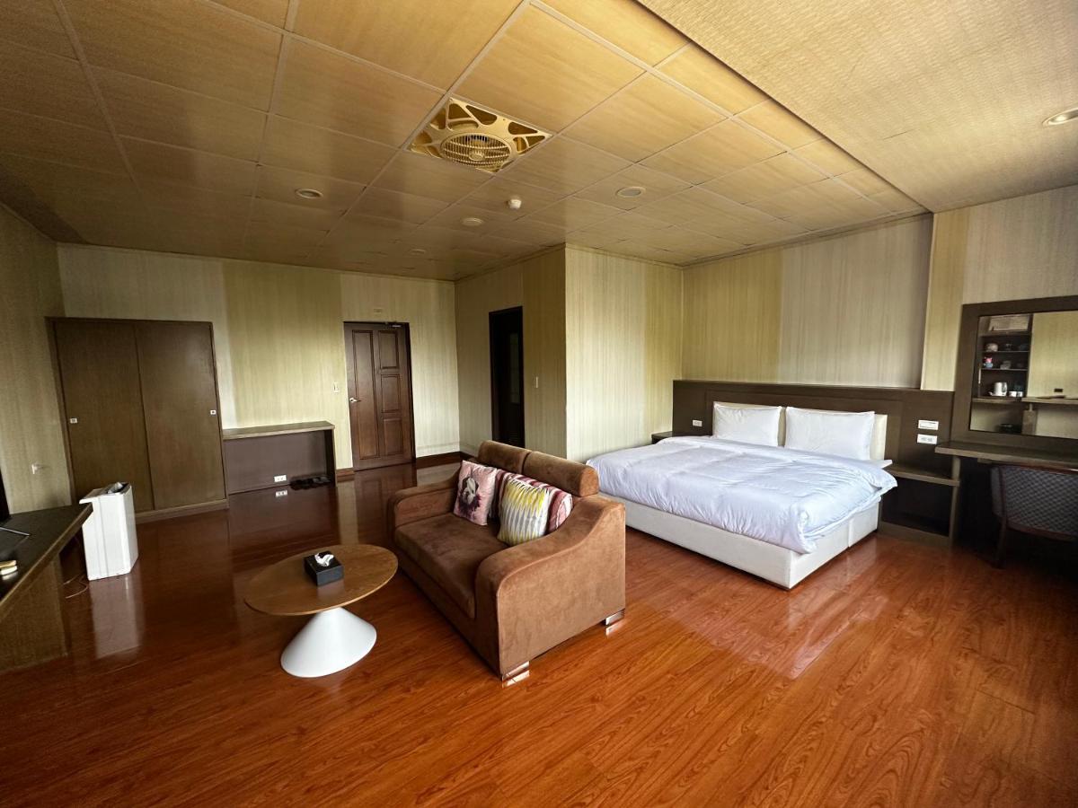 Habitación con cama grande