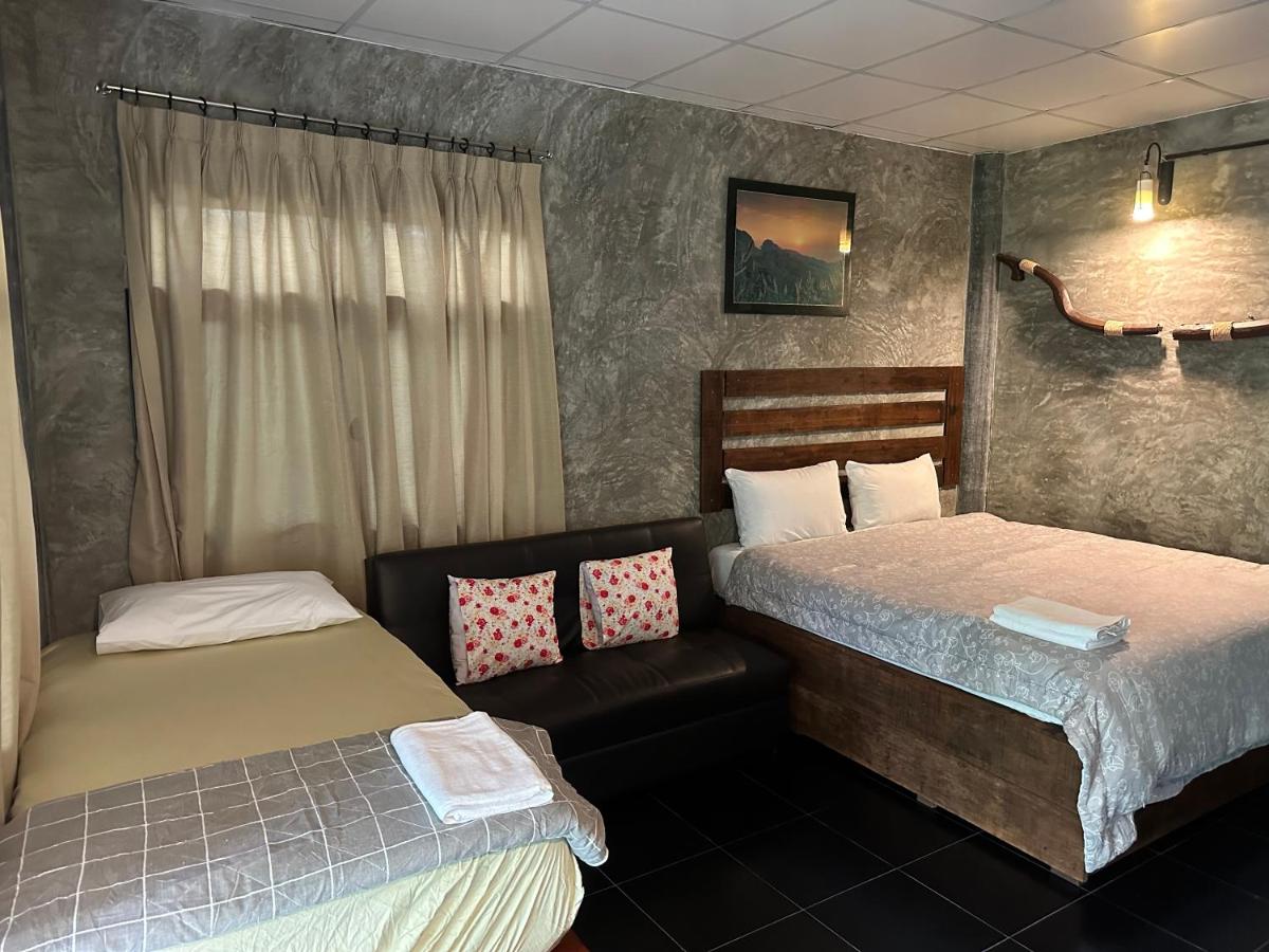 Deluxe Room (2 Adults + 1 Child)