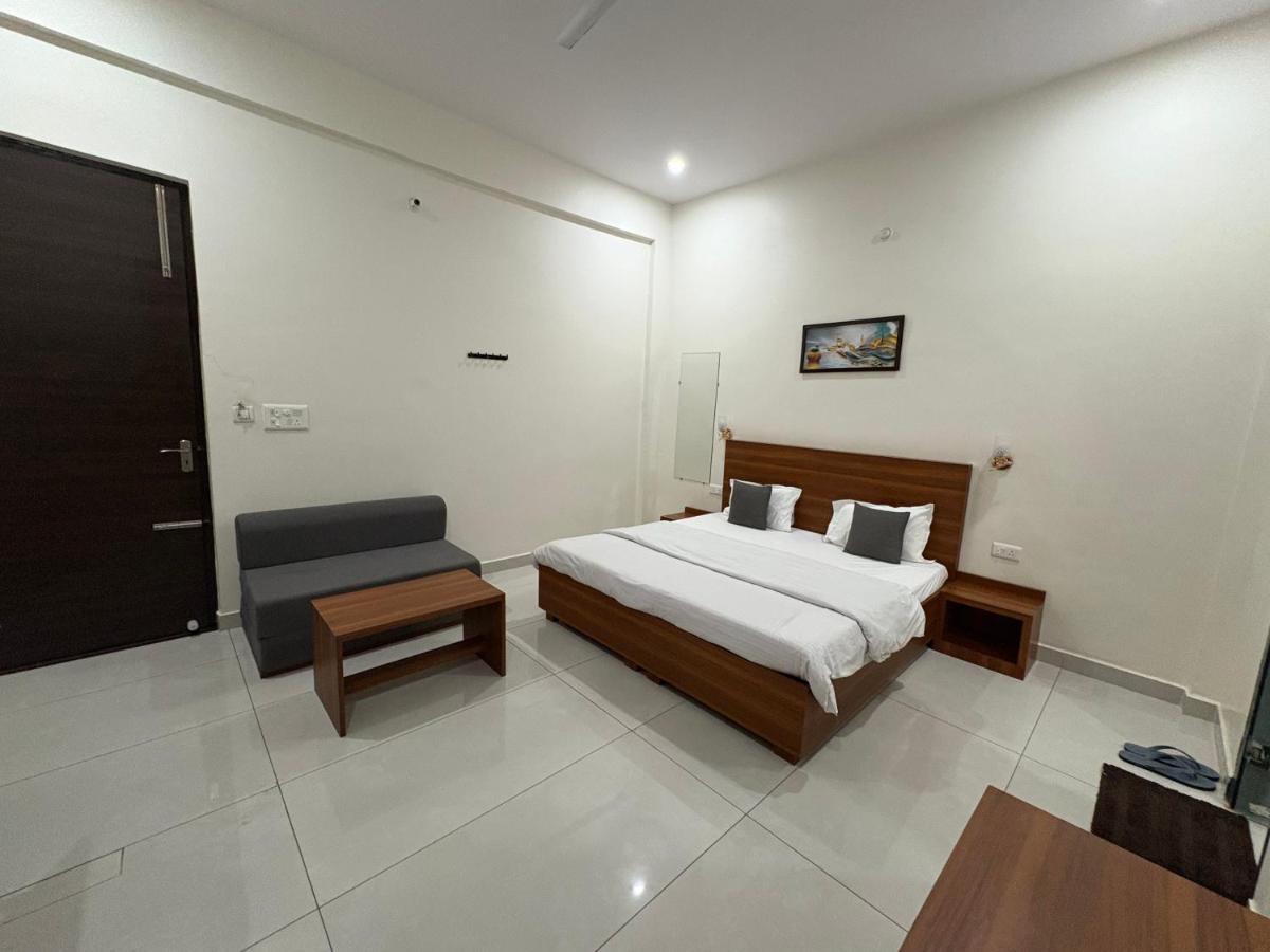 Habitación con cama extragrande.