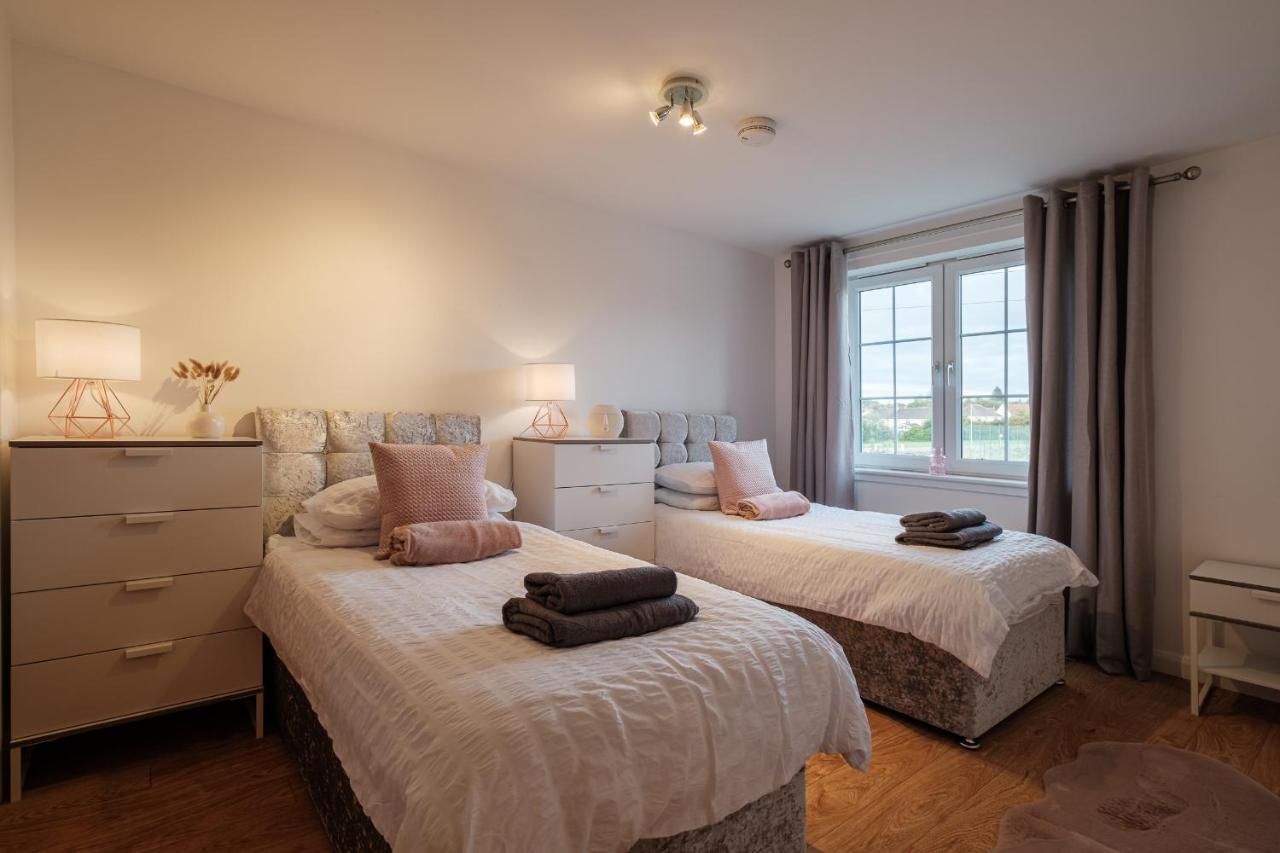 Mackie Residence - SJA Stays - 3 Bed Apartment with parking - B&B