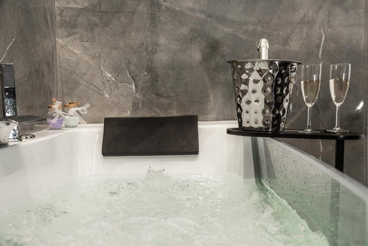 Zimmer mit Queensize-Bett und Whirlpool-Badewanne