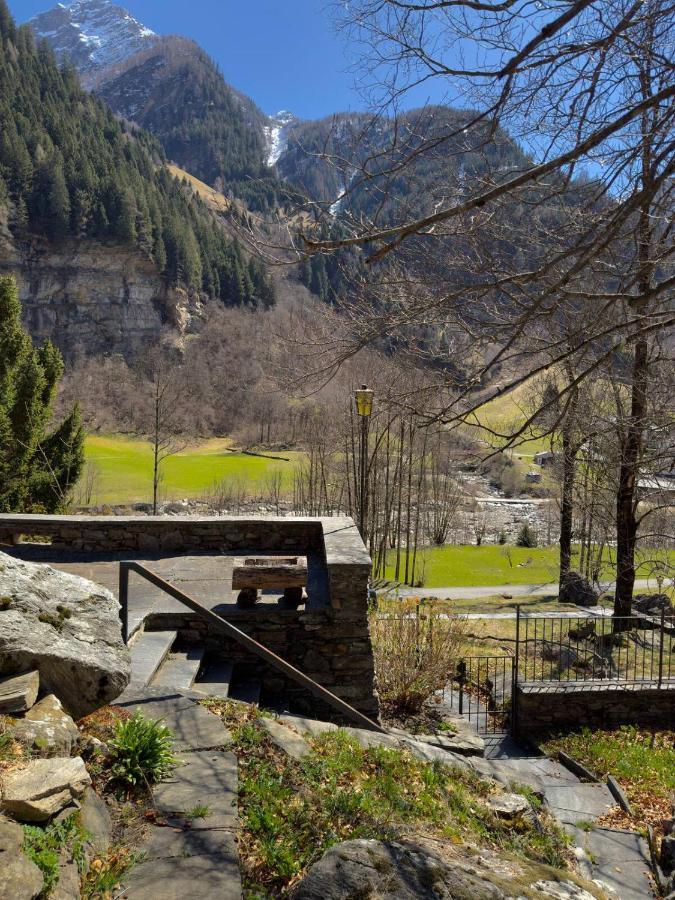 Private 3-story villa in Val calanca, Rossa - B&B