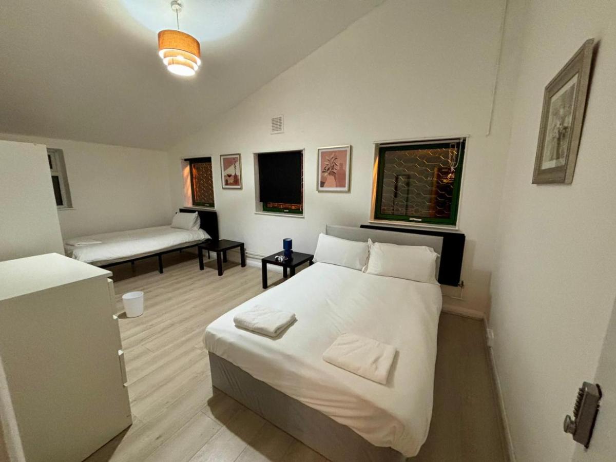 Deze driepersoonskamer heeft een gedeelde badkamer.