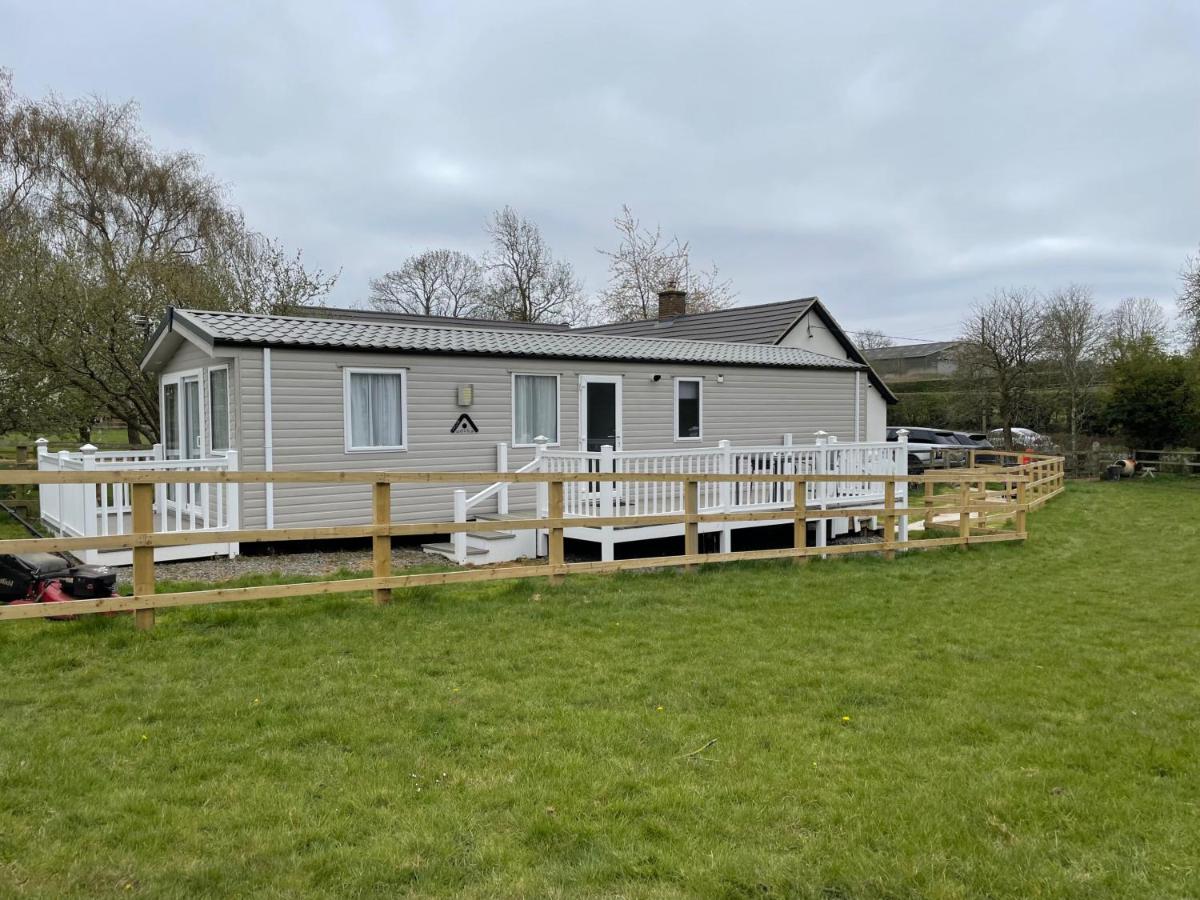 Caravan in Holcot - Sleeps 6 - Pet Friendly - B&B