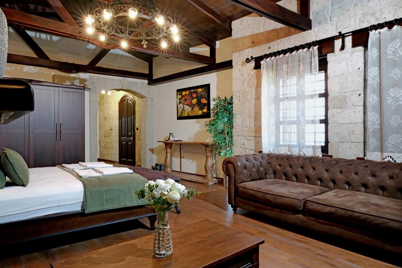 Habitación con cama extragrande y bañera de hidromasaje