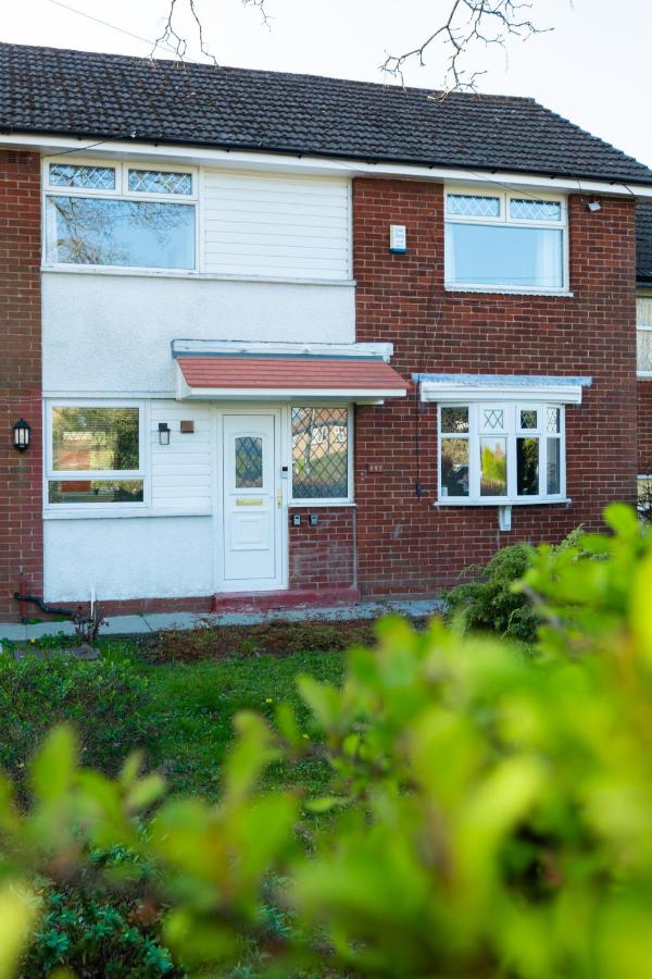 4 Bedroom House near Royal Blackburn Hospital - M65 J5 - Ideal for contractors and large groupsSleeps 8 - Bed and Breakfast