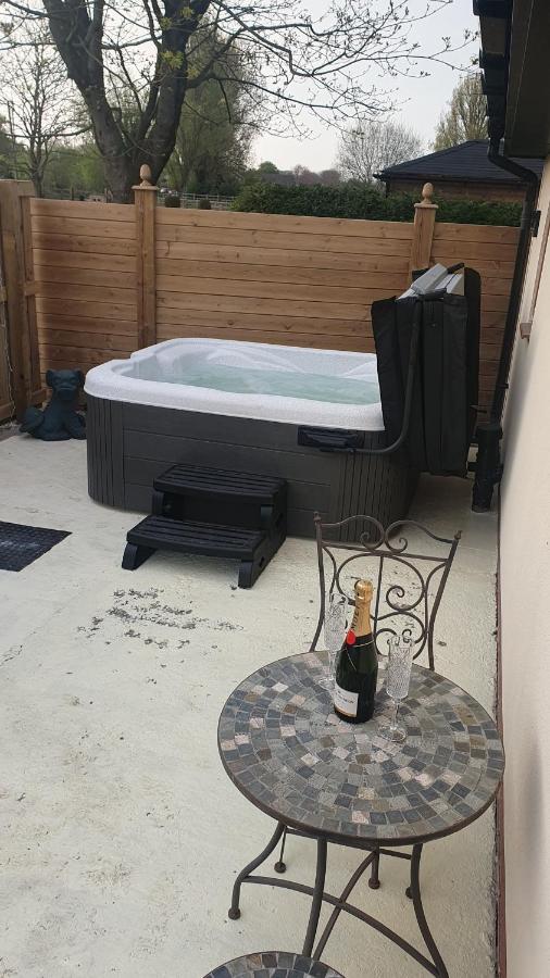 Country Guest House With Hot Tub - Chambres d’hôtes Leigh