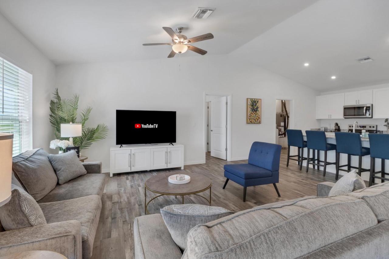 Luxury Retreat with Heated Saltwater Pool and Big Patio Perfect for 2 families - Chambres d'hôtes Cape Coral