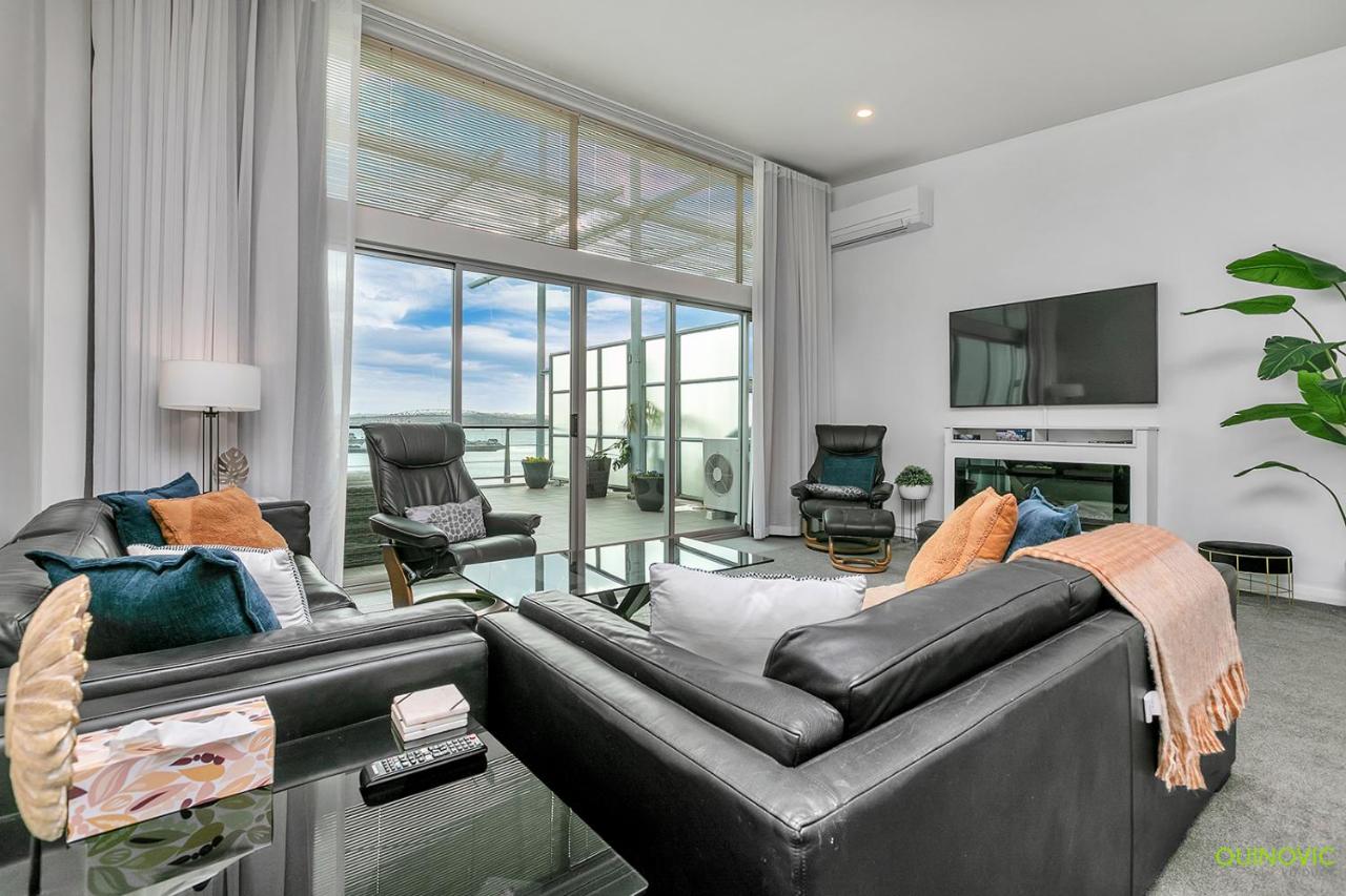 Deluxe Harbourside Three Bedroom Apartment
