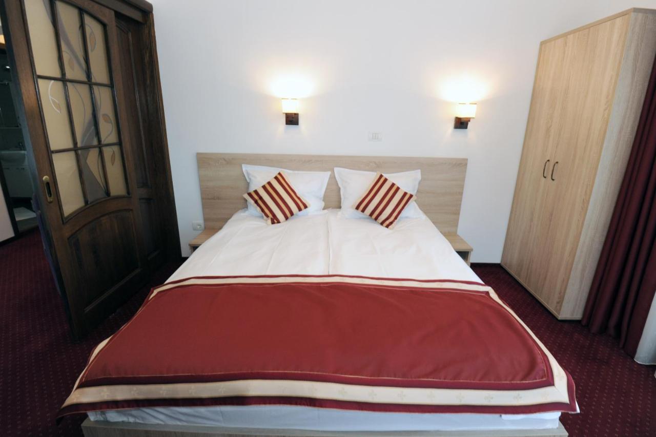 King Studio with Sofa Bed