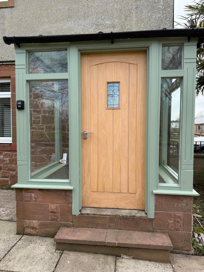 Modern 2 bed with secure driveway - B&B